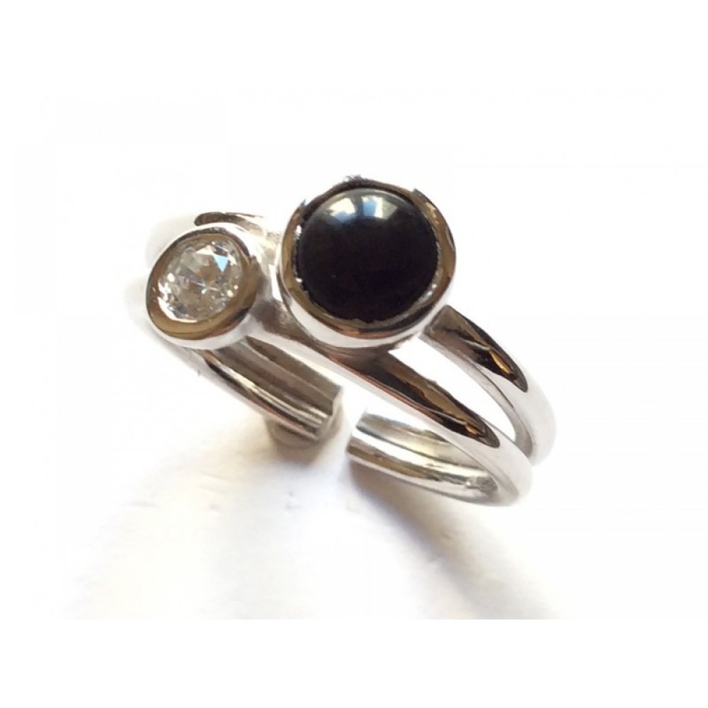 Silver ring with onyx and zircon 0.7 cm thick