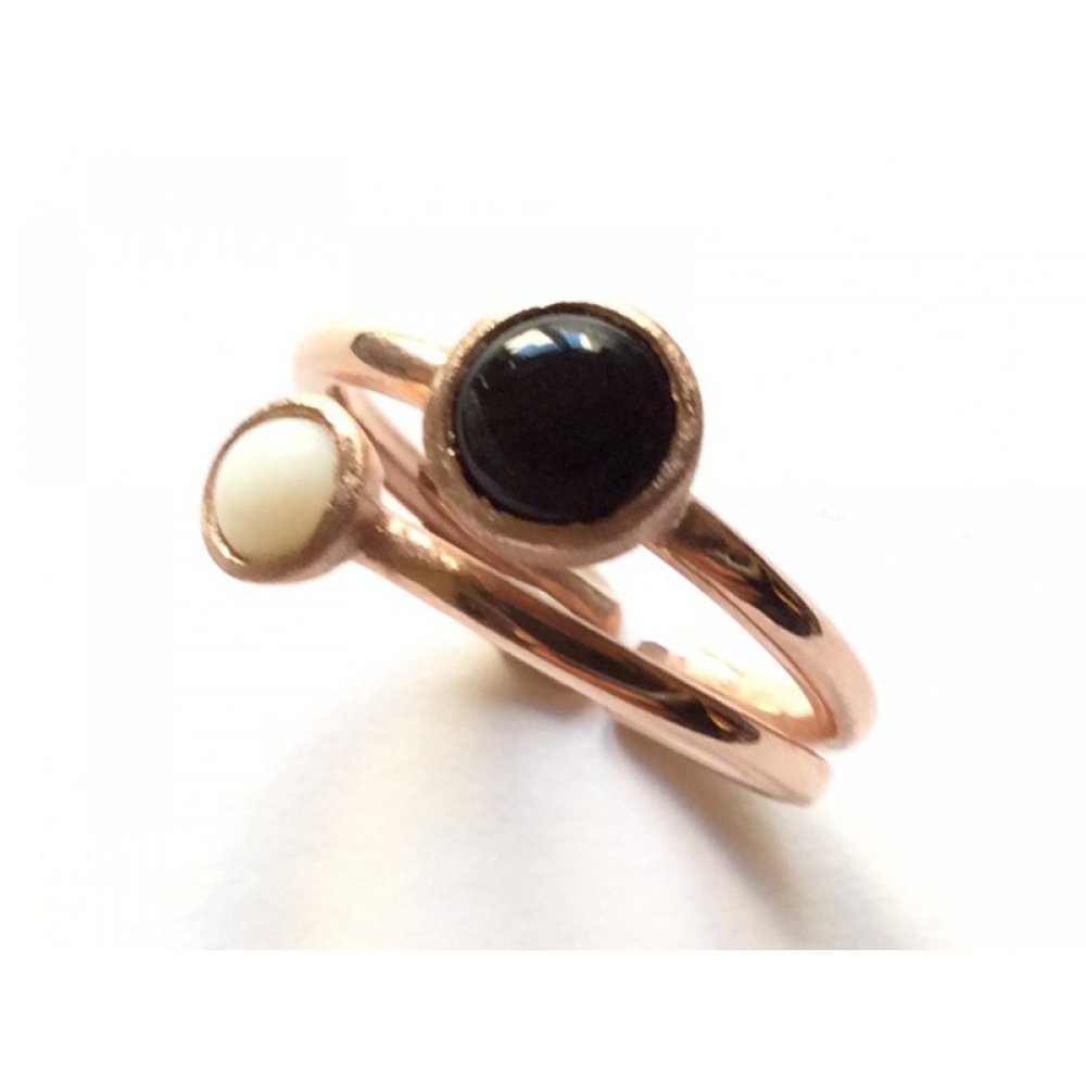 Silver ring with onyx and white agate, thickness 0.7 cm