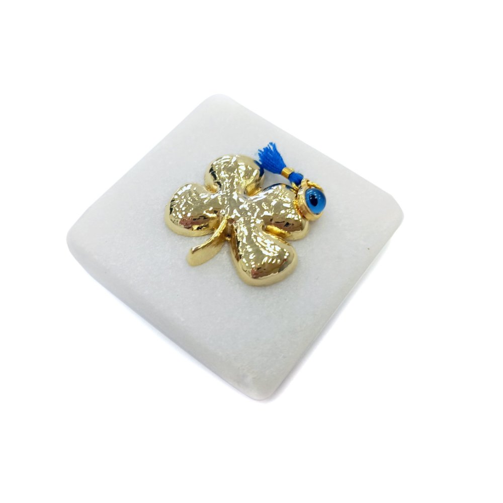 Marble table charm with golden four-leaf clover