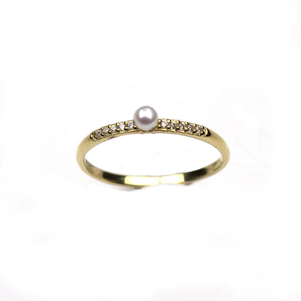 K9 gold ring with pearl and white zircons