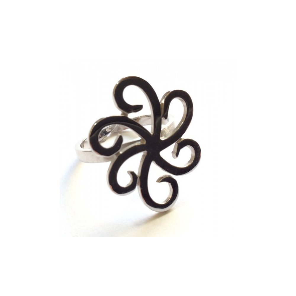 Silver ring with daisy motif