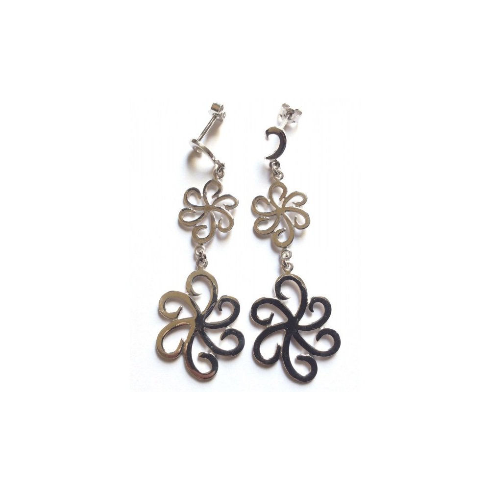 Silver earrings with a daisy motif