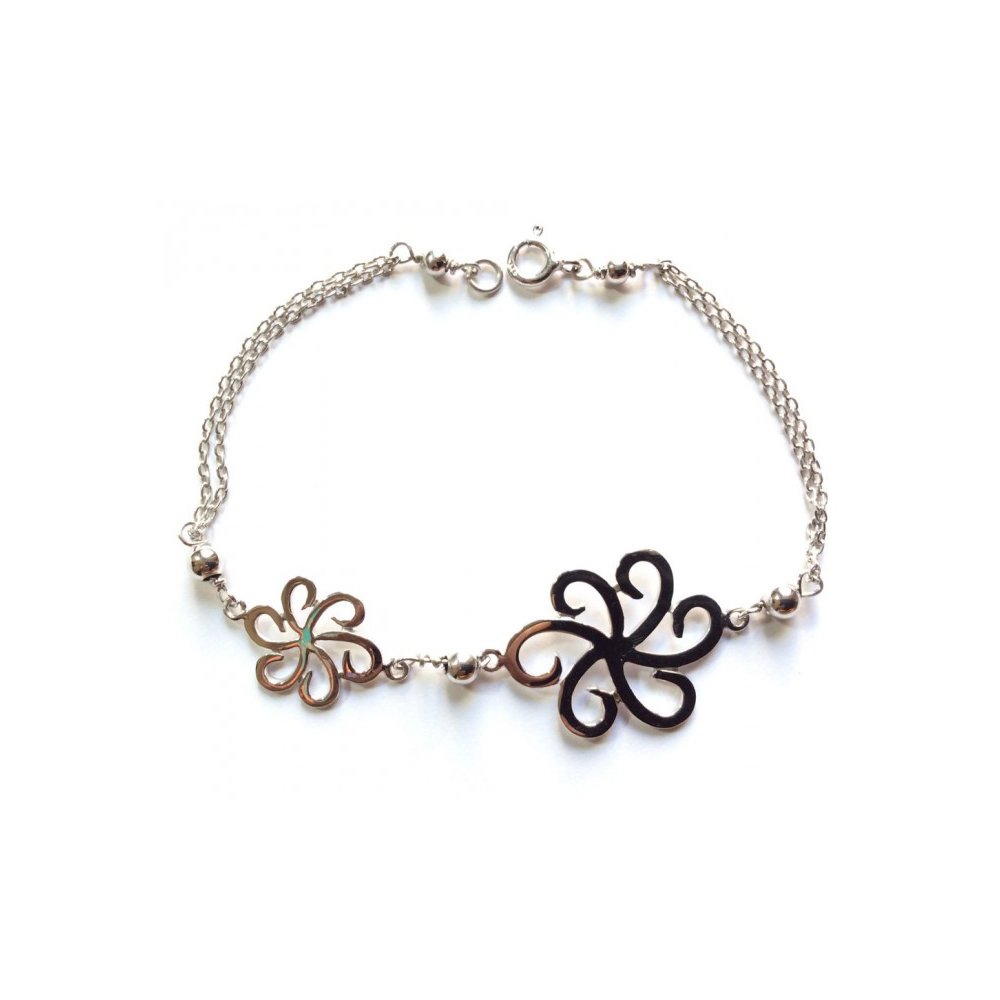 Silver bracelet with daisy motif