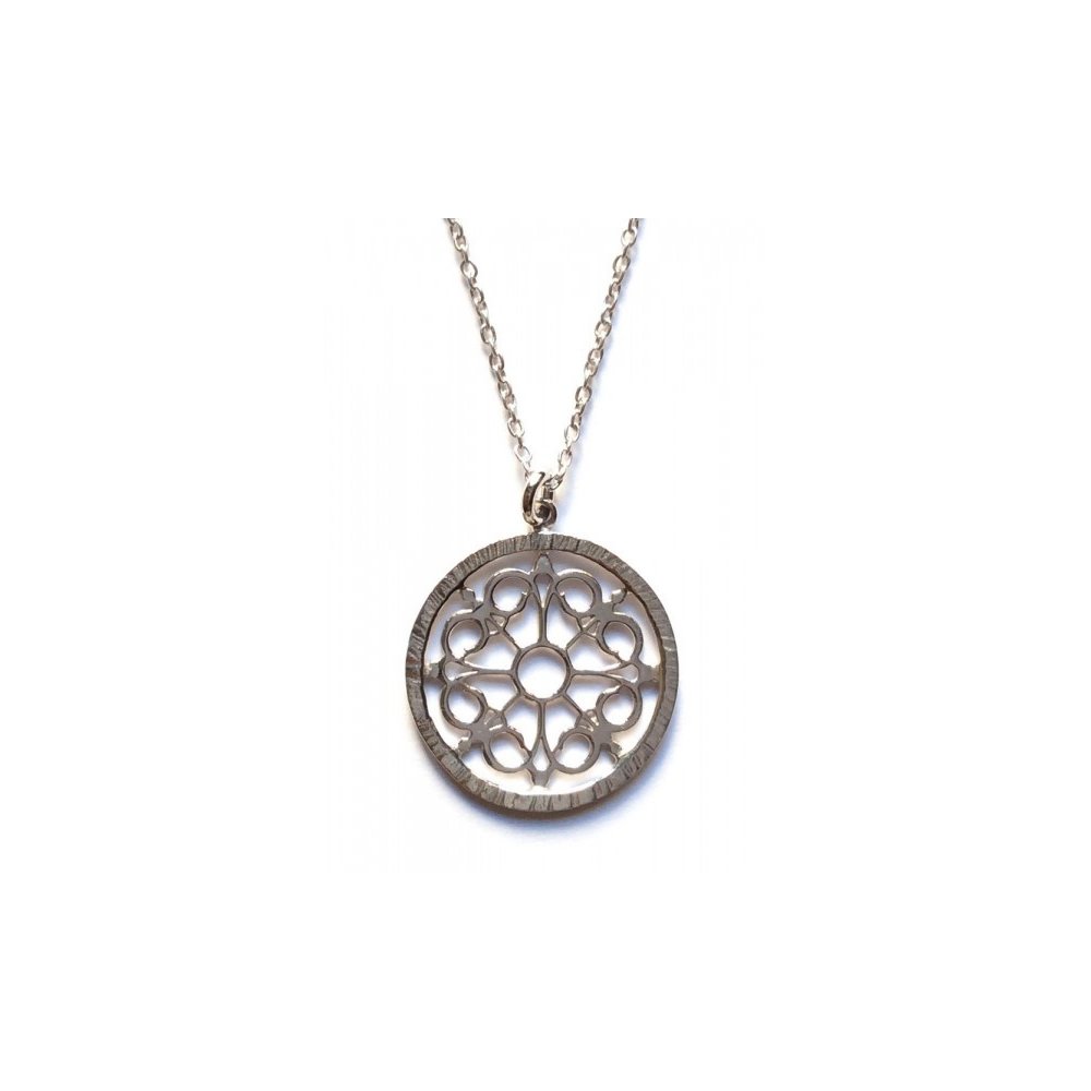 Silver necklace with a round motif