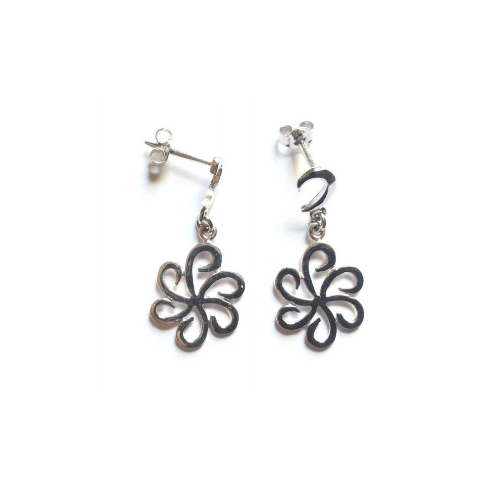 Silver earrings with a daisy motif