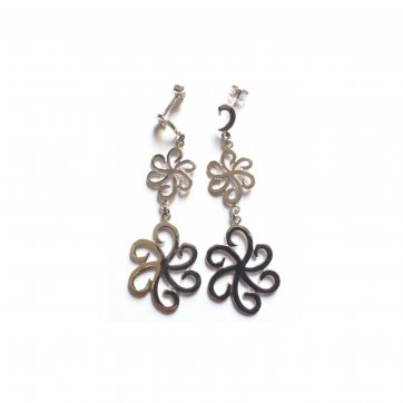 Nostalgia Silver earrings with a daisy motif