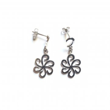 Nostalgia Silver earrings with a daisy motif